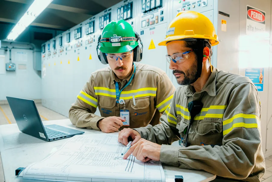 Equipe da Diamante Energia trabalhando em conjunto