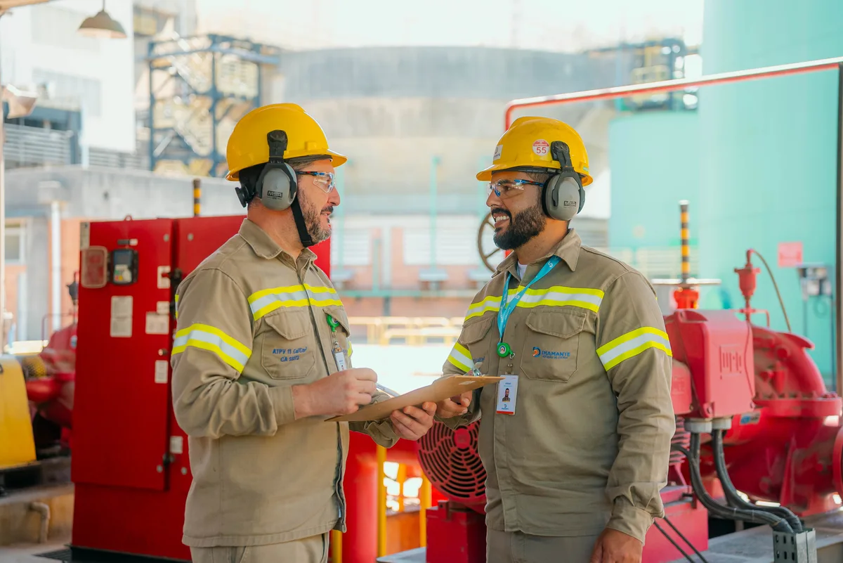 Equipe da Diamante Energia em atividade na operação